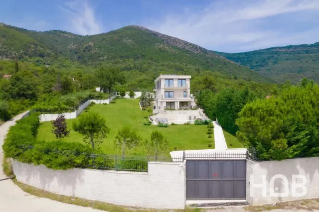 Na prodaju, Vila, 750 m², Tivat