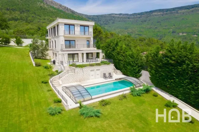 Na prodaju, Vila, 750 m², Tivat