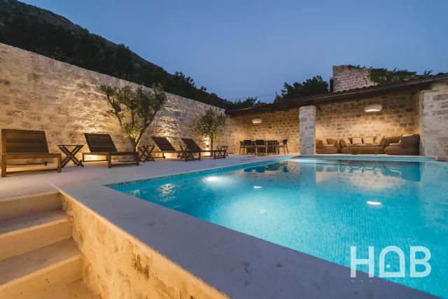 Na prodaju, Vila, 195 m², Budva