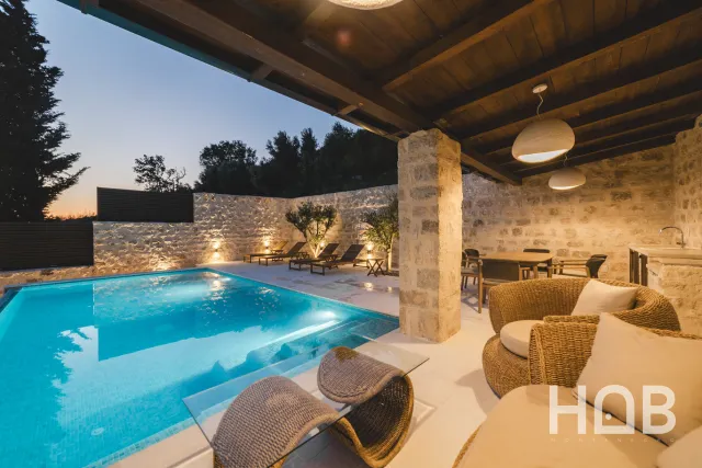 Na prodaju, Vila, 195 m², Budva