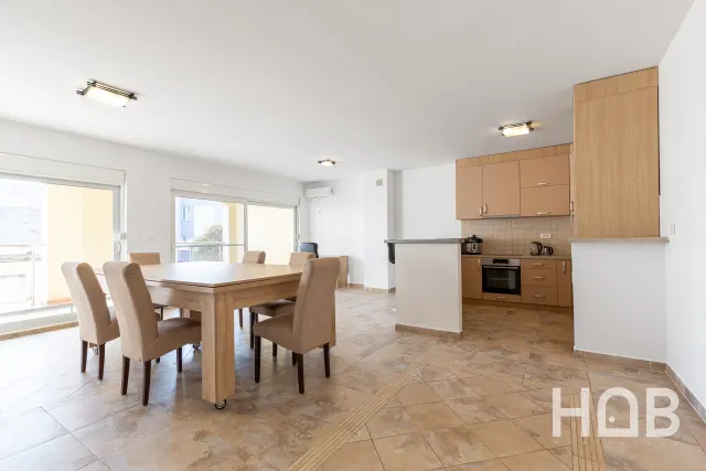 Na prodaju, Stan, 120 m², Budva
