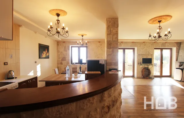 Na prodaju, Vila, 466 m², Budva