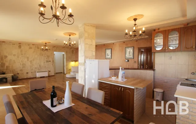 Na prodaju, Vila, 466 m², Budva