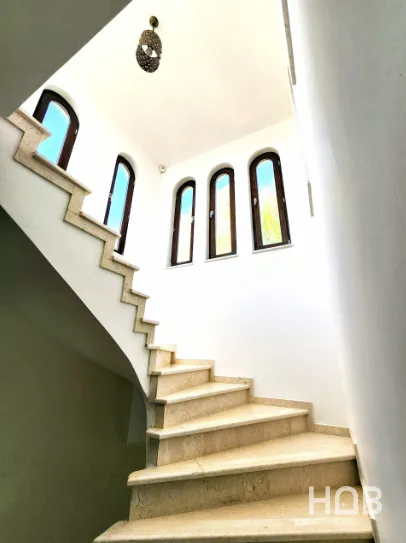 En venta, Villa, 392 m², Budva