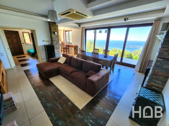 En venta, Villa, 392 m², Budva