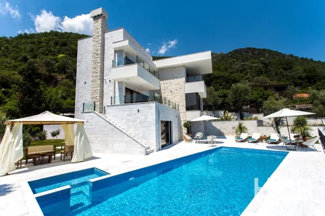 Na prodaju, Vila, 420 m², Herceg Novi