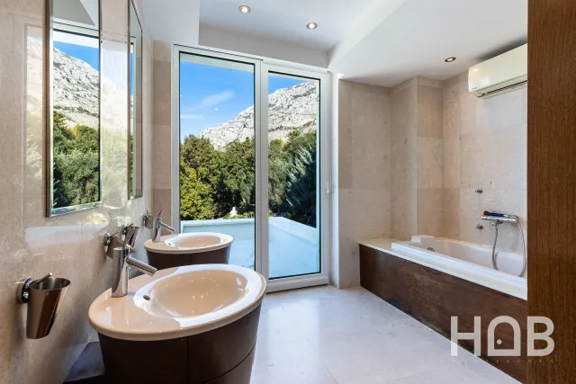 Na prodaju, Vila, 1455 m², Budva