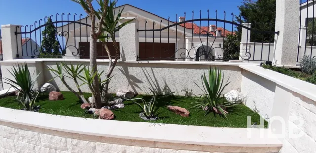 Na prodaju, Vila, 500 m², Budva