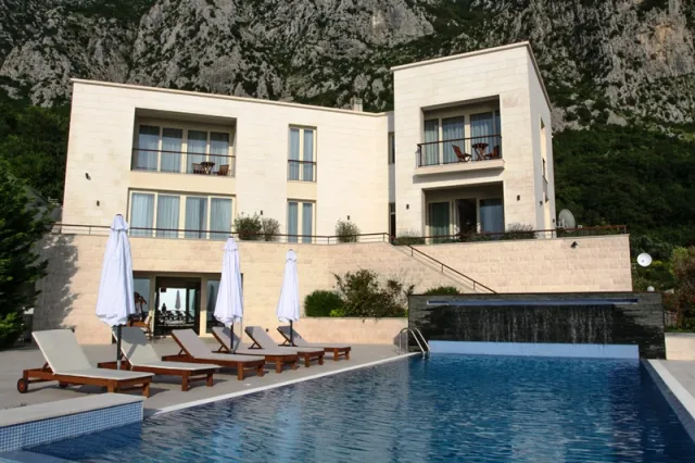 Na prodaju, Vila, 600 m², Budva