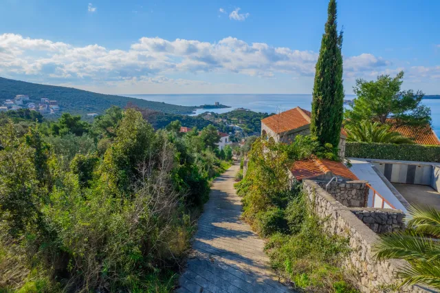 Satılık, Plot, Herceg Novi