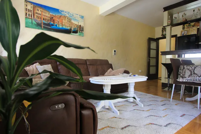 À vendre, Appartement, 77 m², Budva