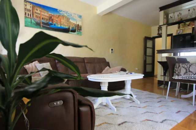 Na prodaju, Stan, 77 m², Budva